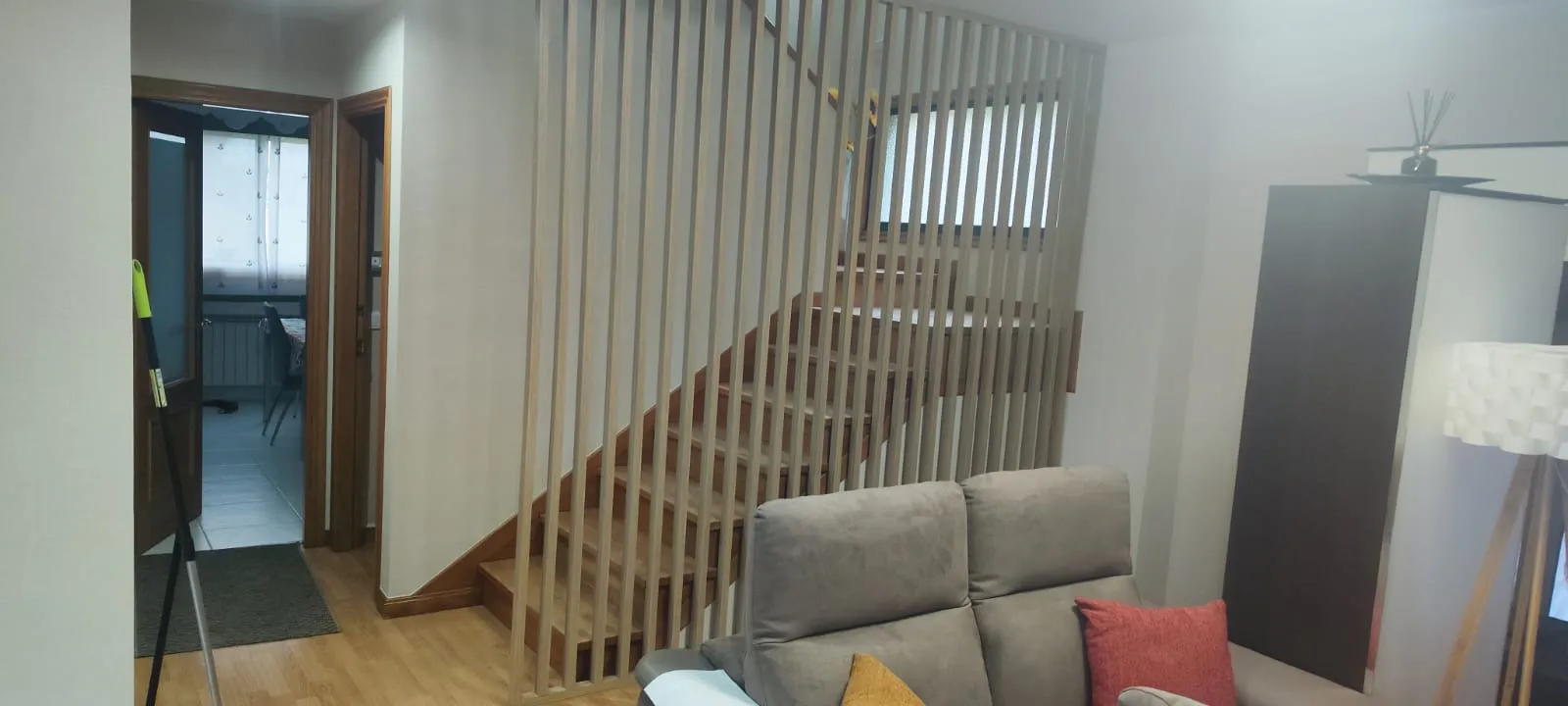 Salón y escalera terminados
