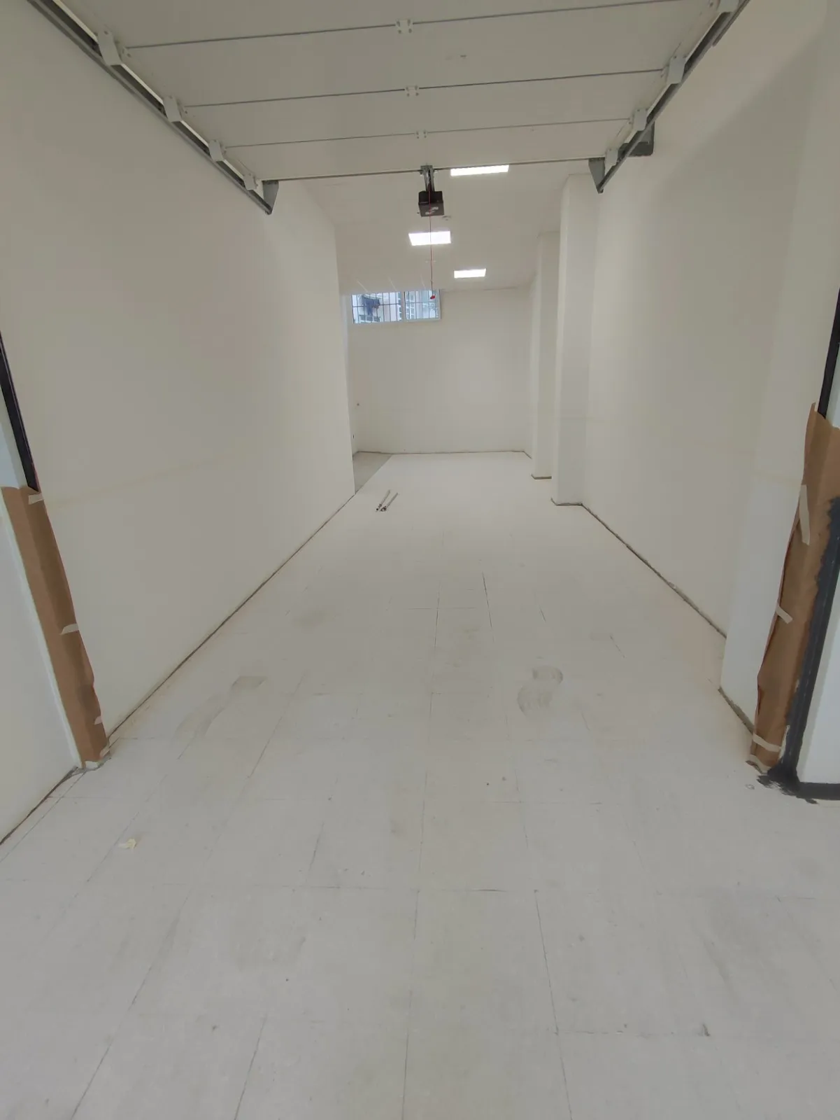 Garaje comunitario antes y después de pintar