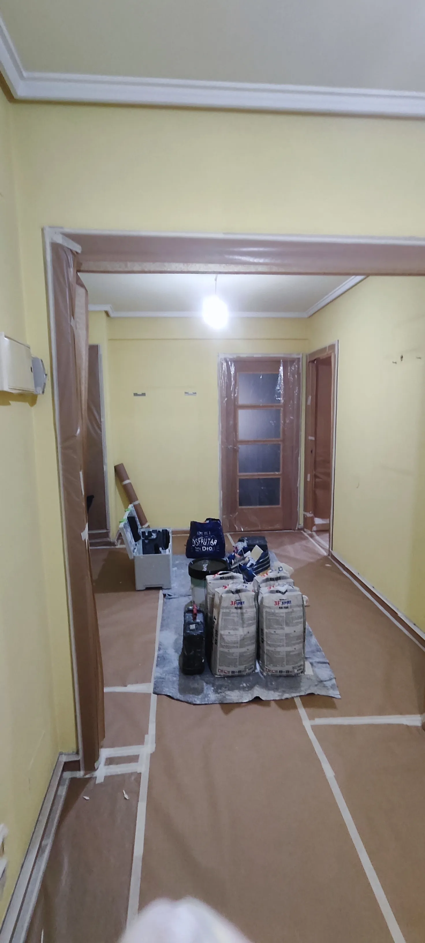 Vivienda protegida con plásticos antes de pintar